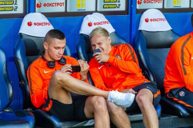 ODESSA, UKRAINE - 15.07.2018: FC SHAKHTER Donetsk oyuncuları, FC Dinamo Kiev ile oynanan UEFA Kupası maçından önce yedek kulübesinde. Yedekteki futbolcular