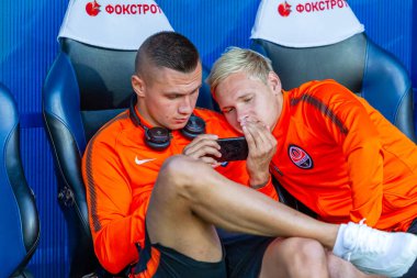 ODESSA, UKRAINE - 15.07.2018: FC SHAKHTER Donetsk oyuncuları, FC Dinamo Kiev ile oynanan UEFA Kupası maçından önce yedek kulübesinde. Yedekteki futbolcular
