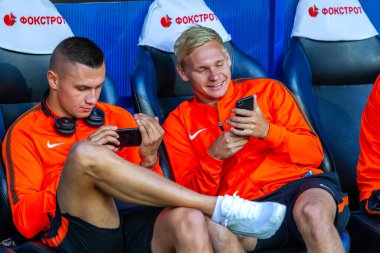 ODESSA, UKRAINE - 15.07.2018: FC SHAKHTER Donetsk oyuncuları, FC Dinamo Kiev ile oynanan UEFA Kupası maçından önce yedek kulübesinde. Yedekteki futbolcular