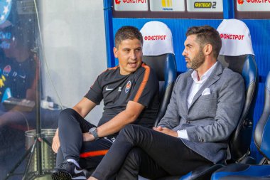 ODESSA, UKRAINE - 07 / 15 / 2018: Shakhtar Donetsk teknik direktörü Paulo Fonseca Dinamo Kiev 'e karşı oynanan UEFA Kupası maçından önce yedek kulübesinde. Kürsüde futbol koçu