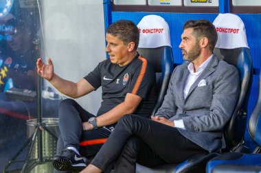 ODESSA, UKRAINE - 07 / 15 / 2018: Shakhtar Donetsk teknik direktörü Paulo Fonseca Dinamo Kiev 'e karşı oynanan UEFA Kupası maçından önce yedek kulübesinde. Kürsüde futbol koçu