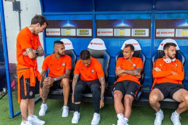 ODESSA, UKRAINE - 15.07.2018: FC SHAKHTER Donetsk oyuncuları, FC Dinamo Kiev ile oynanan UEFA Kupası maçından önce yedek kulübesinde. Yedekteki futbolcular