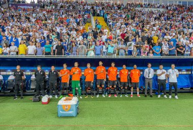 ODESSA, UKRAINE - 15.07.2018: FC SHAKHTER Donetsk oyuncuları, FC Dinamo Kiev ile oynanan UEFA Kupası maçından önce yedek kulübesinde. Yedekteki futbolcular