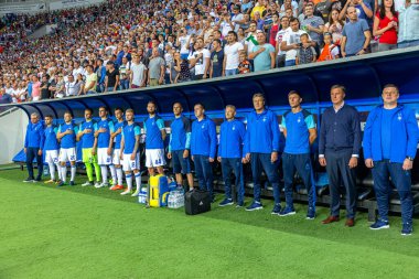 ODESSA, UKRAINE - 15.07.2018: FC Dinamo Kiev 'in oyuncuları, FC Shakhtar Donetsk ile oynanan UEFA Kupası maçından önce yedek kulübesinde. Yedekteki futbolcular