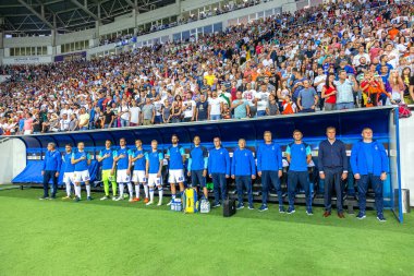 ODESSA, UKRAINE - 15.07.2018: FC Dinamo Kiev 'in oyuncuları, FC Shakhtar Donetsk ile oynanan UEFA Kupası maçından önce yedek kulübesinde. Yedekteki futbolcular