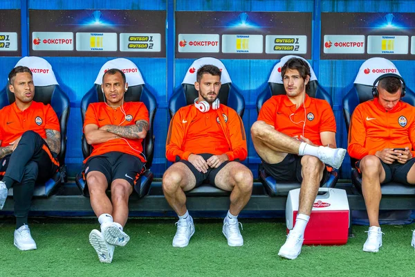 ODESSA, UKRAINE - 15.07.2018: FC SHAKHTER Donetsk oyuncuları, FC Dinamo Kiev ile oynanan UEFA Kupası maçından önce yedek kulübesinde. Yedekteki futbolcular
