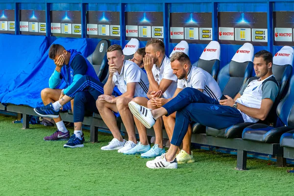 ODESSA, UKRAINE - 15.07.2018: FC Dinamo Kiev 'in oyuncuları, FC Shakhtar Donetsk ile oynanan UEFA Kupası maçından önce yedek kulübesinde. Yedekteki futbolcular
