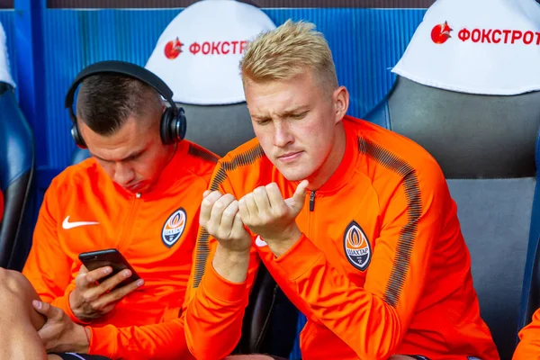 ODESSA, UKRAINE - 15.07.2018: FC SHAKHTER Donetsk oyuncuları, FC Dinamo Kiev ile oynanan UEFA Kupası maçından önce yedek kulübesinde. Yedekteki futbolcular