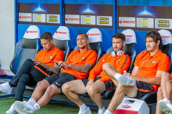 ODESSA, UKRAINE - 15.07.2018: FC SHAKHTER Donetsk oyuncuları, FC Dinamo Kiev ile oynanan UEFA Kupası maçından önce yedek kulübesinde. Yedekteki futbolcular