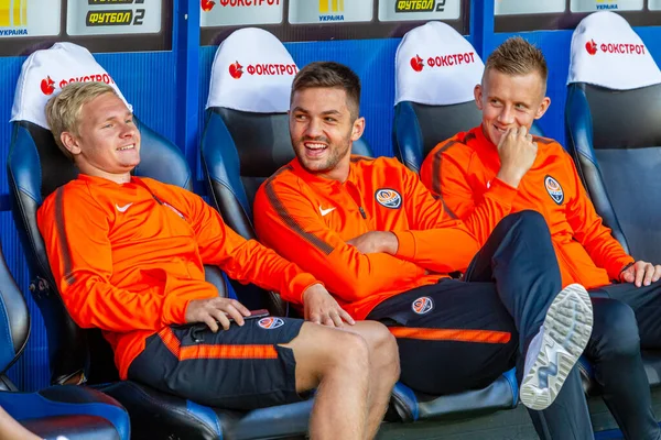 ODESSA, UKRAINE - 15.07.2018: FC SHAKHTER Donetsk oyuncuları, FC Dinamo Kiev ile oynanan UEFA Kupası maçından önce yedek kulübesinde. Yedekteki futbolcular