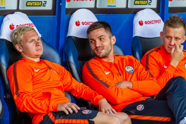 ODESSA, UKRAINE - 15.07.2018: FC SHAKHTER Donetsk oyuncuları, FC Dinamo Kiev ile oynanan UEFA Kupası maçından önce yedek kulübesinde. Yedekteki futbolcular