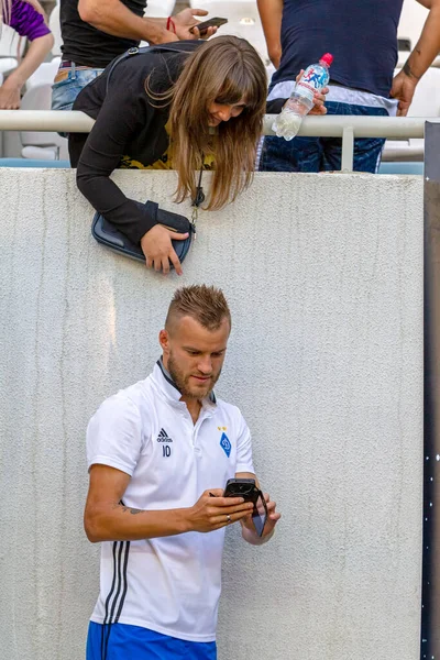 ODESSA, UKRAINE - 15.07.2018: FC Dinamo Kiev 'in oyuncuları, FC Shakhtar Donetsk ile oynanan UEFA Kupası maçından önce yedek kulübesinde. Yedekteki futbolcular