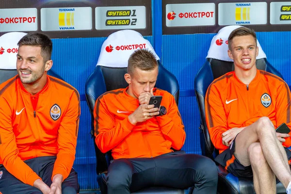 ODESSA, UKRAINE - 15.07.2018: FC SHAKHTER Donetsk oyuncuları, FC Dinamo Kiev ile oynanan UEFA Kupası maçından önce yedek kulübesinde. Yedekteki futbolcular