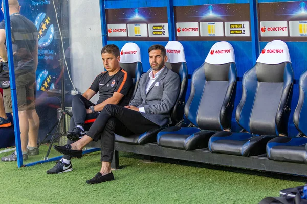 ODESSA, UKRAINE - 07 / 15 / 2018: Shakhtar Donetsk teknik direktörü Paulo Fonseca Dinamo Kiev 'e karşı oynanan UEFA Kupası maçından önce yedek kulübesinde. Kürsüde futbol koçu