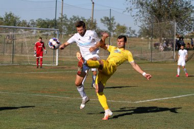 ODESSA, UKRAINE -13 Ağustos 2020: Birinci lig Beyaz Balkanları (Zarya) Sarı takımları arasında Ukrayna Futbol Şampiyonası - INGULETS (Pyatikhatka Donetsk) Topa Yoğun Mücadele Zamanı
