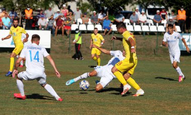ODESSA, UKRAINE -13 Ağustos 2020: Birinci lig Beyaz Balkanları (Zarya) Sarı takımları arasında Ukrayna Futbol Şampiyonası - INGULETS (Pyatikhatka Donetsk) Topa Yoğun Mücadele Zamanı