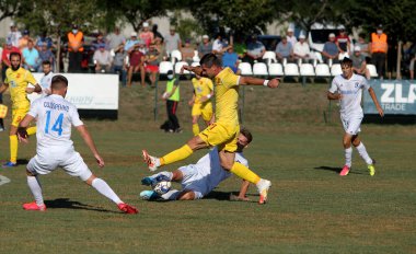 ODESSA, UKRAINE -13 Ağustos 2020: Birinci lig Beyaz Balkanları (Zarya) Sarı takımları arasında Ukrayna Futbol Şampiyonası - INGULETS (Pyatikhatka Donetsk) Topa Yoğun Mücadele Zamanı