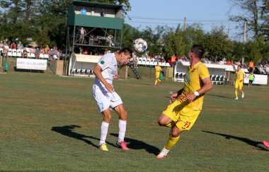 ODESSA, UKRAINE -13 Ağustos 2020: Birinci lig Beyaz Balkanları (Zarya) Sarı takımları arasında Ukrayna Futbol Şampiyonası - INGULETS (Pyatikhatka Donetsk) Topa Yoğun Mücadele Zamanı