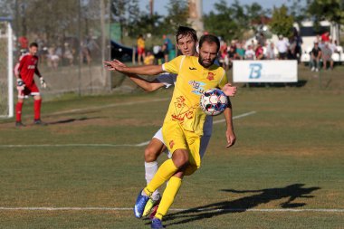 ODESSA, UKRAINE -13 Ağustos 2020: Birinci lig Beyaz Balkanları (Zarya) Sarı takımları arasında Ukrayna Futbol Şampiyonası - INGULETS (Pyatikhatka Donetsk) Topa Yoğun Mücadele Zamanı