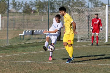 ODESSA, UKRAINE -13 Ağustos 2020: Birinci lig Beyaz Balkanları (Zarya) Sarı takımları arasında Ukrayna Futbol Şampiyonası - INGULETS (Pyatikhatka Donetsk) Topa Yoğun Mücadele Zamanı