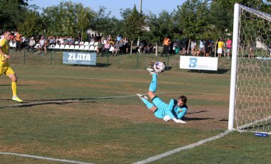 ODESSA, UKRAINE -13 Ağustos 2020: Birinci lig Beyaz Balkanları (Zarya) Sarı takımları arasında Ukrayna Futbol Şampiyonası - INGULETS (Pyatikhatka Donetsk) Topa Yoğun Mücadele Zamanı