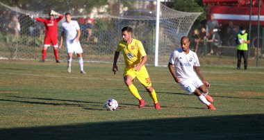 ODESSA, UKRAINE -13 Ağustos 2020: Birinci lig Beyaz Balkanları (Zarya) Sarı takımları arasında Ukrayna Futbol Şampiyonası - INGULETS (Pyatikhatka Donetsk) Topa Yoğun Mücadele Zamanı