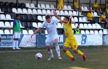 ODESSA, UKRAINE -13 Ağustos 2020: Birinci lig Beyaz Balkanları (Zarya) Sarı takımları arasında Ukrayna Futbol Şampiyonası - INGULETS (Pyatikhatka Donetsk) Topa Yoğun Mücadele Zamanı