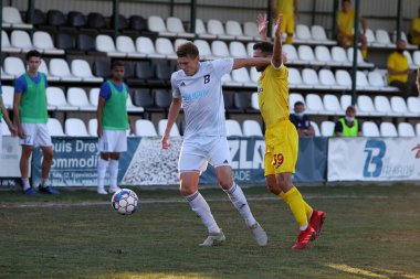 ODESSA, UKRAINE -13 Ağustos 2020: Birinci lig Beyaz Balkanları (Zarya) Sarı takımları arasında Ukrayna Futbol Şampiyonası - INGULETS (Pyatikhatka Donetsk) Topa Yoğun Mücadele Zamanı
