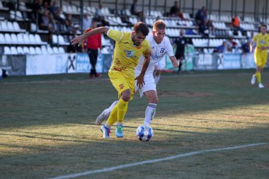 ODESSA, UKRAINE -13 Ağustos 2020: Birinci lig Beyaz Balkanları (Zarya) Sarı takımları arasında Ukrayna Futbol Şampiyonası - INGULETS (Pyatikhatka Donetsk) Topa Yoğun Mücadele Zamanı