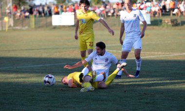 ODESSA, UKRAINE -13 Ağustos 2020: Birinci lig Beyaz Balkanları (Zarya) Sarı takımları arasında Ukrayna Futbol Şampiyonası - INGULETS (Pyatikhatka Donetsk) Topa Yoğun Mücadele Zamanı