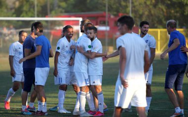 ODESSA, UKRAINE -13 Ağustos 2020: Birinci Lig Beyaz Balkanları (Zarya) Sarı - INGULETS (Pyatikhatka, Donetsk) takımları arasında Ukrayna futbol şampiyonası. BALKANA futbolcuları zaferi kutluyor