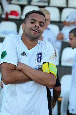 ODESSA, UKRAINE -13 Ağustos 2020: Birinci Lig Beyaz Balkanları (Zarya) Sarı - INGULETS (Pyatikhatka, Donetsk) takımları arasında Ukrayna futbol şampiyonası. BALKANA futbolcuları zaferi kutluyor