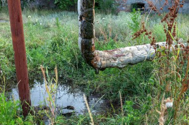 Özel bir fabrikadaki eski bir petrol boru hattı hasar görmüş bir vana ve eski borudaki sayısız çatlaklar nedeniyle ham petrolü tüketti. Kirli zehirli yakıt birikintisi. Ekolojik felaket