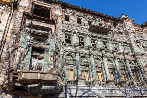 18. yüzyılın başlarından kalma tarihi bir evin mistik görünüşü. Ukrayna, Odessa