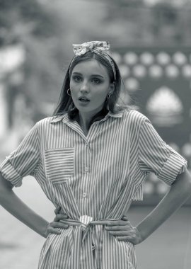 Odessa, Ukrayna - CIRCA 2020: Çocuk Moda Gösterisi. Kırmızı halıda şık kıyafetler giymiş genç mankenlerin sunumu. Modeller koleksiyonun sunumunda podyumda yürürler