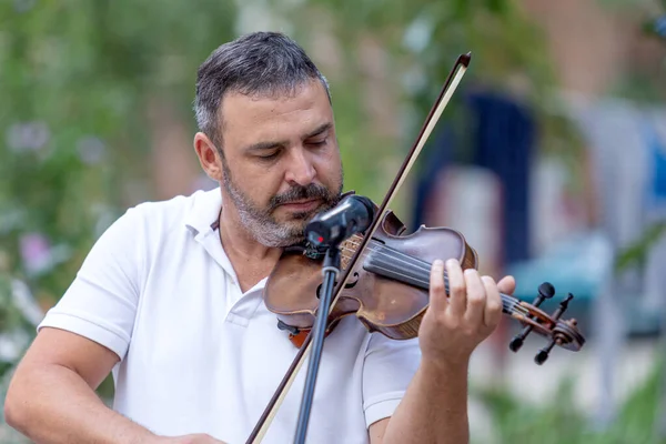 Odessa, Ukrayna - CIRCA 2020: Virüs salgını sırasında bir evin avlusunda sokak müzisyenlerinin ev konseri. Sokak müzisyenleri açık havada konser veriyor.