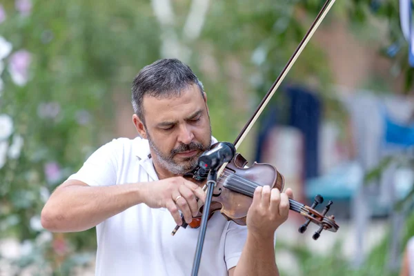 Odessa, Ukrayna - CIRCA 2020: Virüs salgını sırasında bir evin avlusunda sokak müzisyenlerinin ev konseri. Sokak müzisyenleri açık havada konser veriyor.