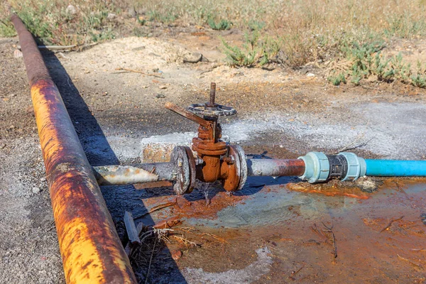 Старий Водяний Клапан Іржавий Водяний Клапан Калюжі Водою Великий Іржавий — стокове фото