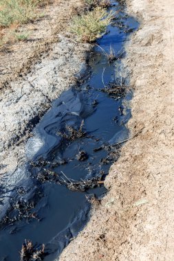 Sıvı ham petrol akıntıları kanalizasyon kanalından kamu suyuna dökülüyor. Çevre felaketi. Eski teknolojiler ve eski üretim ekipmanları çevreyi kirletiyor.