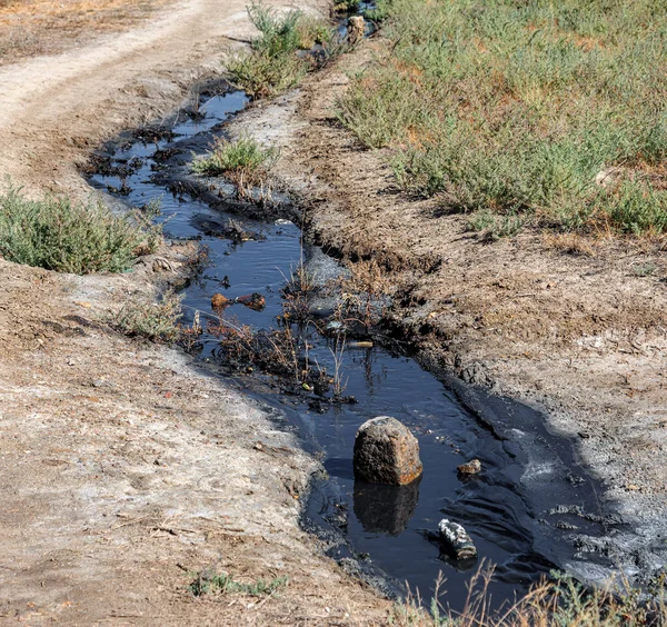 Розлиті Потоки Рідкої Сирої Нафти Течуть Вниз Дренажною Канавою Громадське — стокове фото