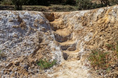 Eski, açık, taştan bir merdiven. Taş, eski merdivenlerin çimento basamaklarında yıpranma ve yıpranma izleri var. Eski taş bir merdiven, eski kırık basamaklar. Seçici odak