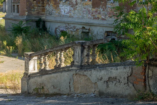 一个古老的开放的外石阶 水泥台阶的旧楼梯与风化和破坏的痕迹 一个古老的石阶 古老的破烂不堪的台阶 有选择的重点 — 图库照片