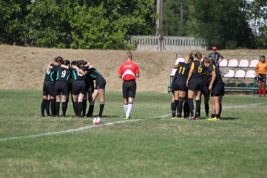 Odessa, Ukrayna - 22 Ağustos 2020: Odessa ragbi takımları arasında Ukrayna Kupası. Kızların ragbi maçının gerginlik anı. Bayanlar ragbi takımı için dramatik meydan okuma oyunu