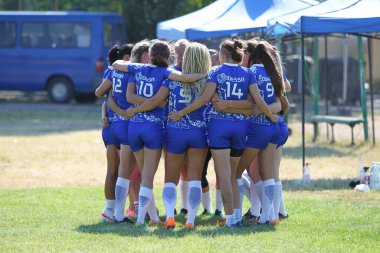 Odessa, Ukrayna - 22 Ağustos 2020: Odessa ragbi takımları arasında Ukrayna Kupası. Kızların ragbi maçının gerginlik anı. Bayanlar ragbi takımı için dramatik meydan okuma oyunu