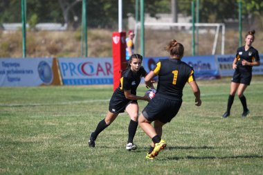 Odessa, Ukrayna - 22 Ağustos 2020: Odessa ragbi takımları arasında Ukrayna Kupası. Kızların ragbi maçının gerginlik anı. Bayanlar ragbi takımı için dramatik meydan okuma oyunu