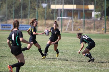 Odessa, Ukrayna - 22 Ağustos 2020: Odessa ragbi takımları arasında Ukrayna Kupası. Kızların ragbi maçının gerginlik anı. Bayanlar ragbi takımı için dramatik meydan okuma oyunu