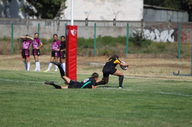 Odessa, Ukrayna - 22 Ağustos 2020: Odessa ragbi takımları arasında Ukrayna Kupası. Kızların ragbi maçının gerginlik anı. Bayanlar ragbi takımı için dramatik meydan okuma oyunu