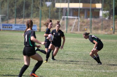 Odessa, Ukrayna - 22 Ağustos 2020: Odessa ragbi takımları arasında Ukrayna Kupası. Kızların ragbi maçının gerginlik anı. Bayanlar ragbi takımı için dramatik meydan okuma oyunu