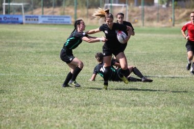 Odessa, Ukrayna - 22 Ağustos 2020: Odessa ragbi takımları arasında Ukrayna Kupası. Kızların ragbi maçının gerginlik anı. Bayanlar ragbi takımı için dramatik meydan okuma oyunu