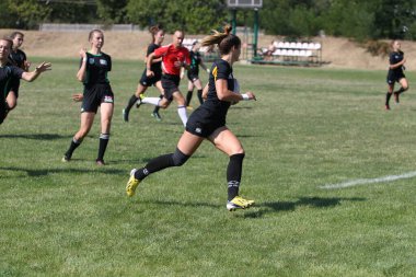 Odessa, Ukrayna - 22 Ağustos 2020: Odessa ragbi takımları arasında Ukrayna Kupası. Kızların ragbi maçının gerginlik anı. Bayanlar ragbi takımı için dramatik meydan okuma oyunu